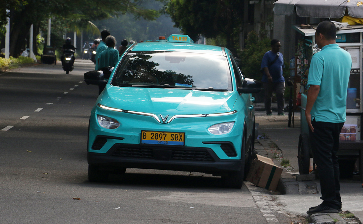 Taksi Green SM mengantri untuk mencharging di Kawasan Menteng, Jakarta, Rabu (29/4/2026).(Beritanasional.com/Oke Atmaja)