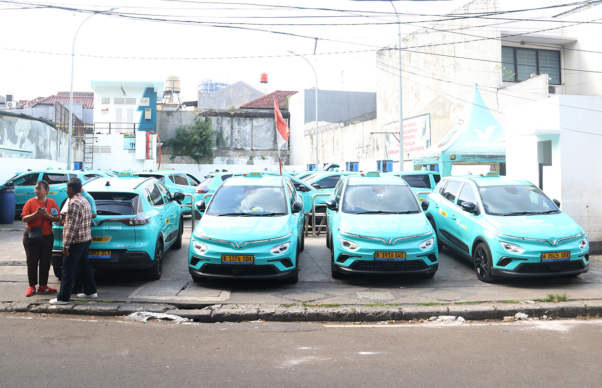 Taksi Green SM mengantri untuk mencharging di Kawasan Menteng, Jakarta, Rabu (29/4/2026).(Beritanasional.com/Oke Atmaja)