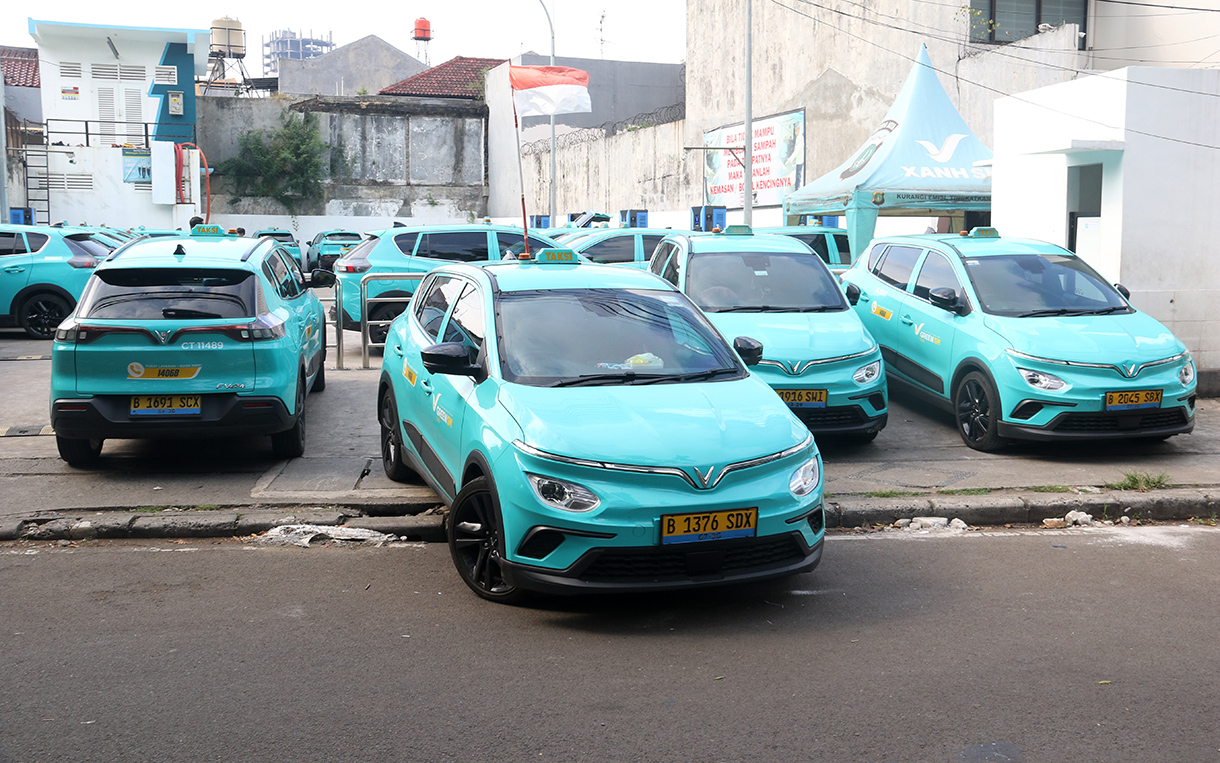 Taksi Green SM mengantri untuk mencharging di Kawasan Menteng, Jakarta, Rabu (29/4/2026).(Beritanasional.com/Oke Atmaja)