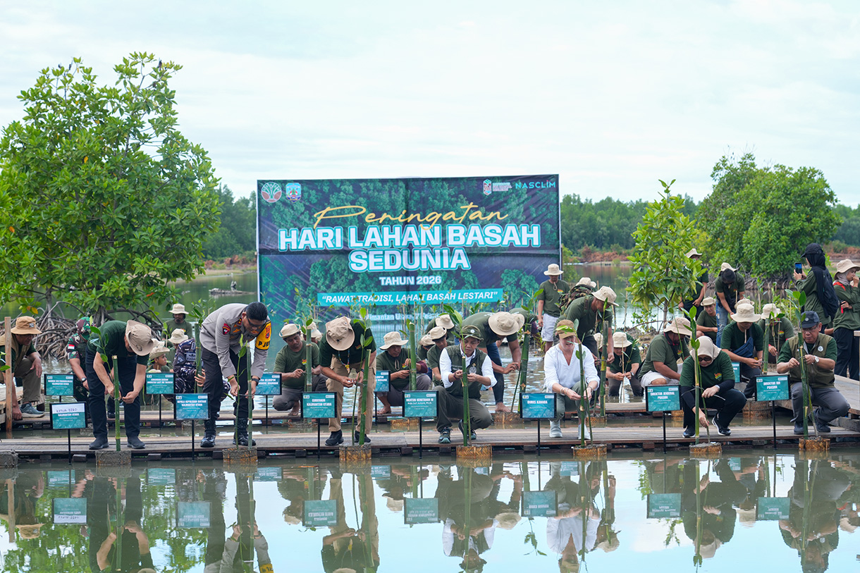 Menteri Kehutanan Raja Juli Antoni (keempat kanan) bersama jajaran dan pemangku kepentingan terkait melakukan penanaman mangrove dalam program Mangrove for Coastal Resilience (M4CR) di Desa Liagu, Provinsi Kalimantan Utara, Sabtu (7/2/2026).(Foto/HO/M4CR)