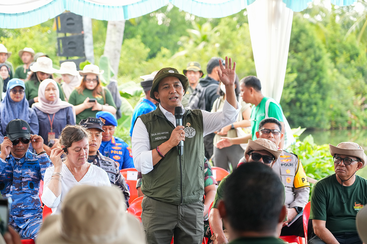 Menteri Kehutanan Raja Juli Antoni (keempat kanan) bersama jajaran dan pemangku kepentingan terkait melakukan penanaman mangrove dalam program Mangrove for Coastal Resilience (M4CR) di Desa Liagu, Provinsi Kalimantan Utara, Sabtu (7/2/2026).(Foto/HO/M4CR)