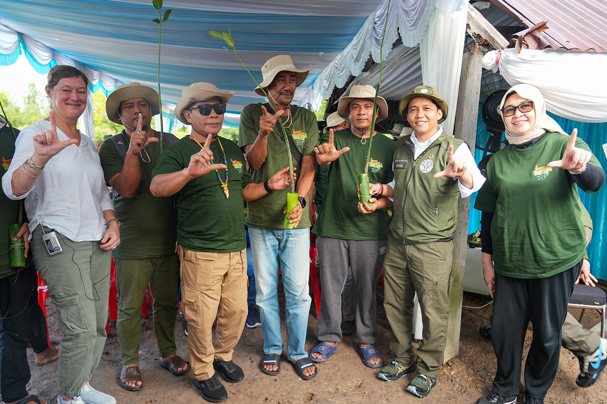 Menteri Kehutanan Raja Juli Antoni (keempat kanan) bersama jajaran dan pemangku kepentingan terkait melakukan penanaman mangrove dalam program Mangrove for Coastal Resilience (M4CR) di Desa Liagu, Provinsi Kalimantan Utara, Sabtu (7/2/2026).(Foto/HO/M4CR)
