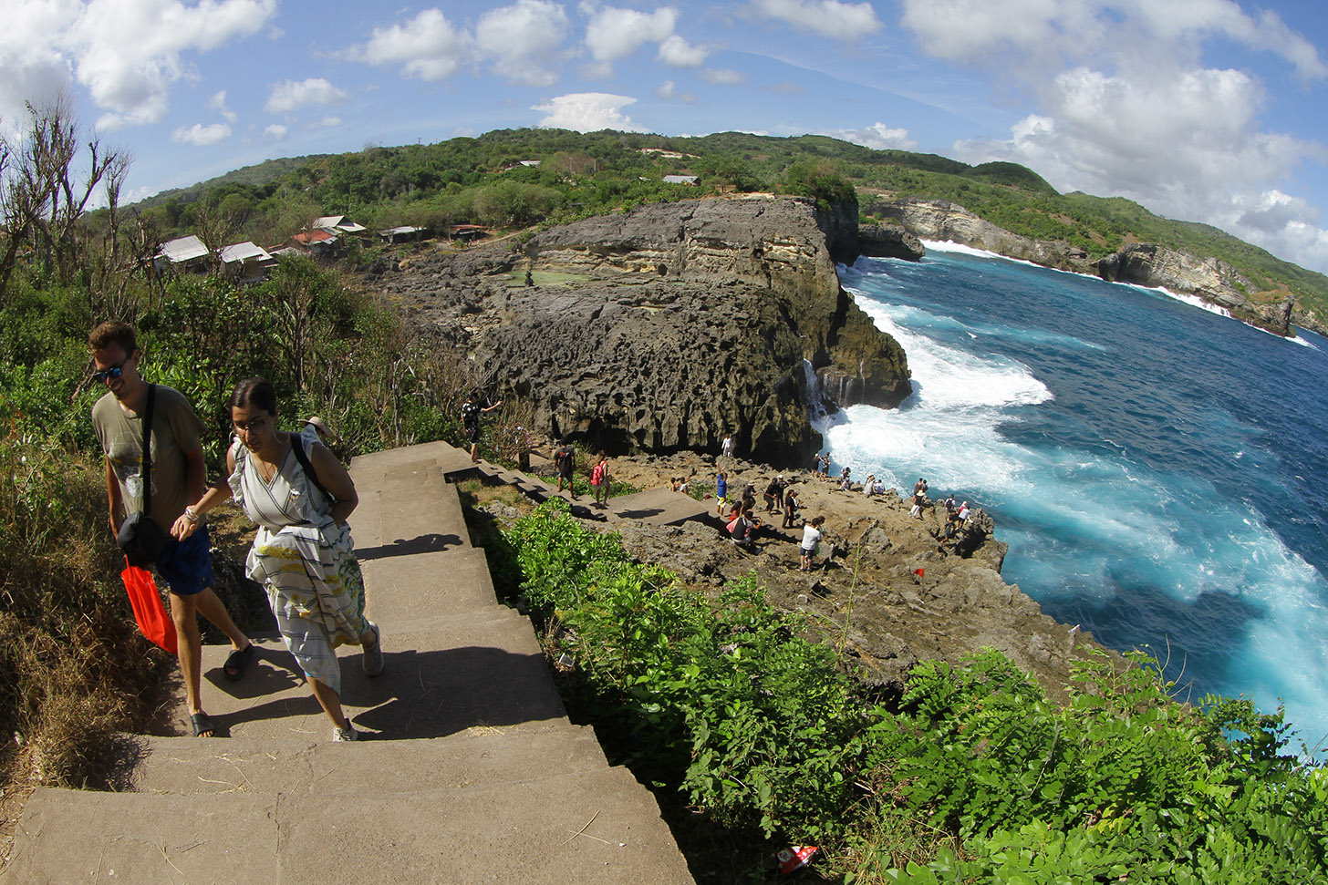 Pengunjung berfoto berlatar pantai Diamond Beach di Nusa Penida, Bali, Minggu (2/6/2024). (BeritaNasional.Com/Oke Atmaja)