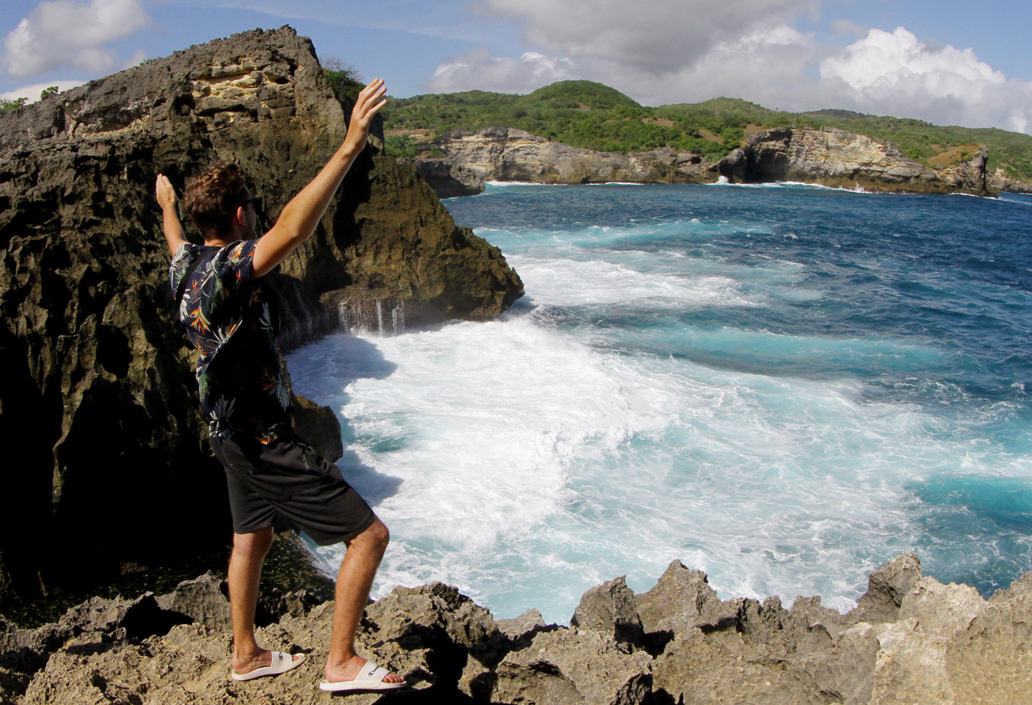 Pengunjung berfoto berlatar pantai Diamond Beach di Nusa Penida, Bali, Minggu (2/6/2024). (BeritaNasional.Com/Oke Atmaja)