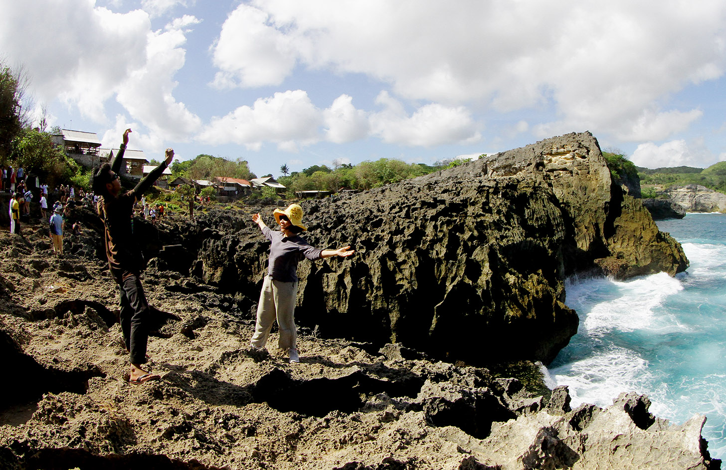 Pengunjung berfoto berlatar pantai Diamond Beach di Nusa Penida, Bali, Minggu (2/6/2024). (BeritaNasional.Com/Oke Atmaja)