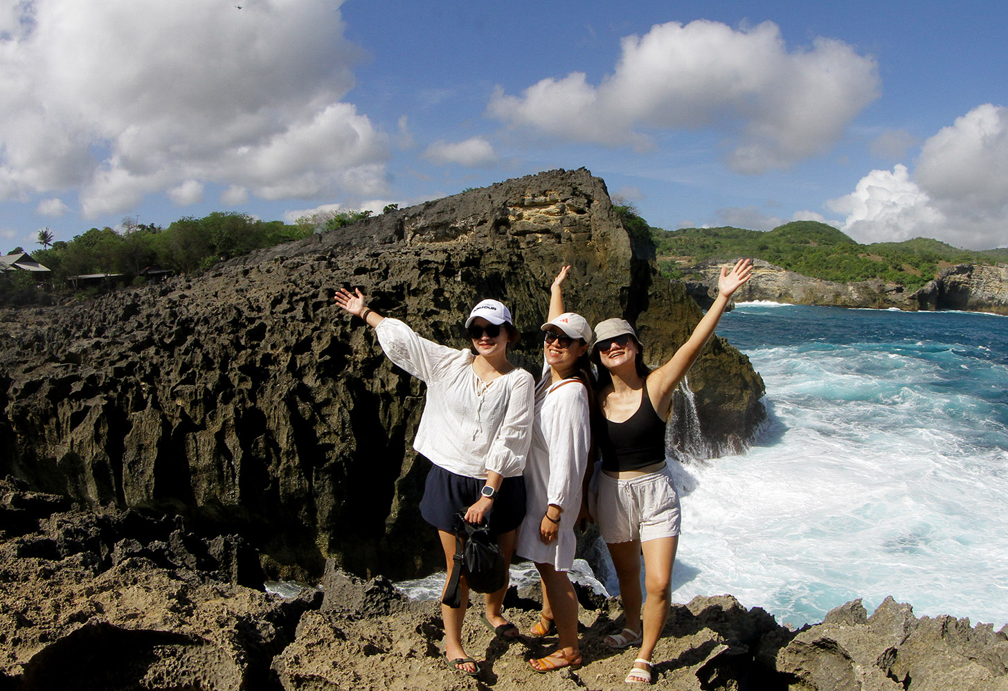 Pengunjung berfoto berlatar pantai Diamond Beach di Nusa Penida, Bali, Minggu (2/6/2024). (BeritaNasional.Com/Oke Atmaja)