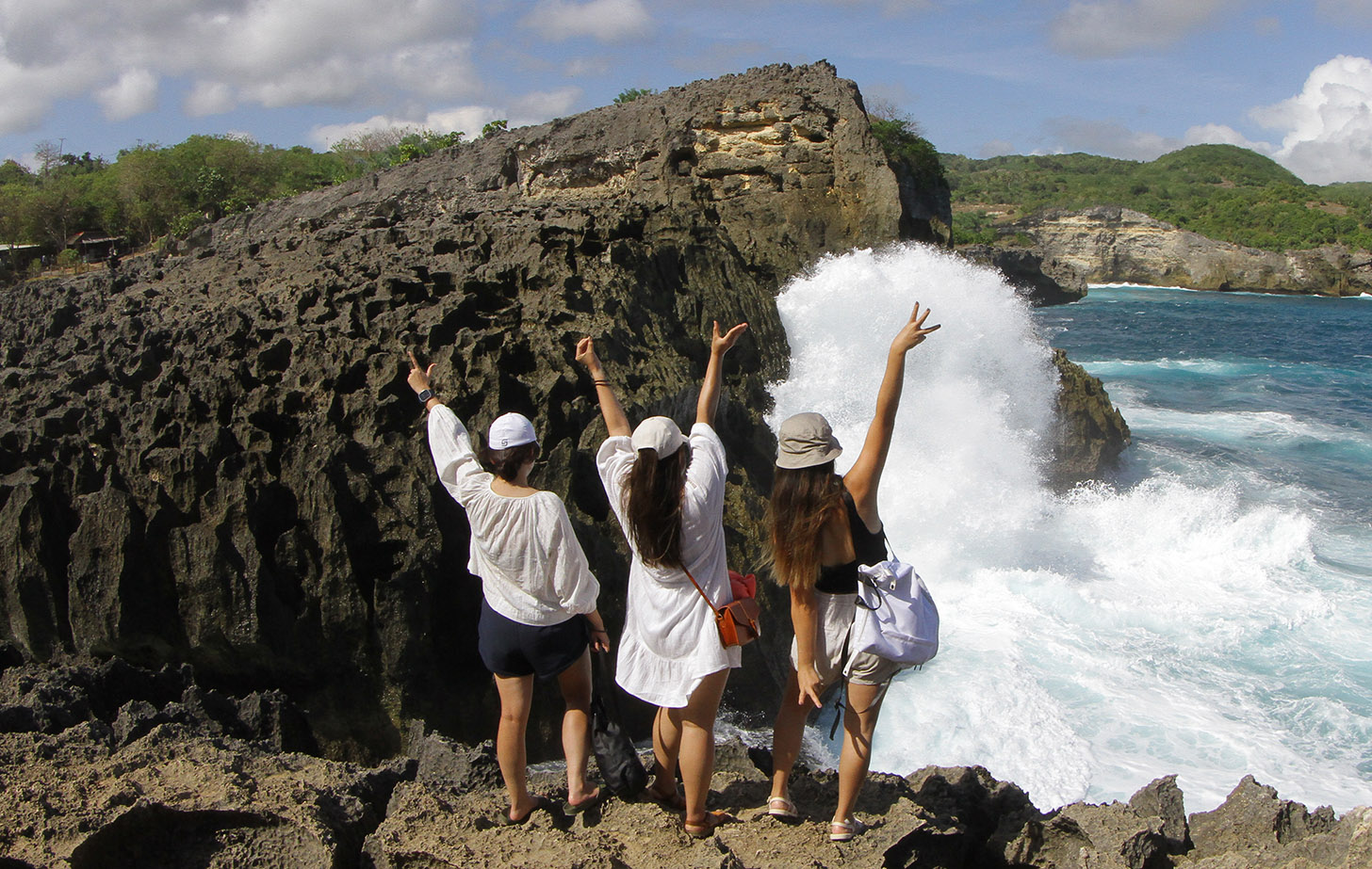 Pengunjung berfoto berlatar pantai Diamond Beach di Nusa Penida, Bali, Minggu (2/6/2024). (BeritaNasional.Com/Oke Atmaja)