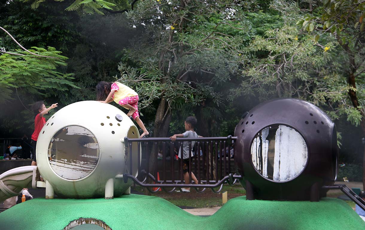 Pengunjung berada di Tebet Eco Park, Tebet, Jakarta,Kamis (26/3/2026).(Beritanasional.com/Oke Atmaja)
