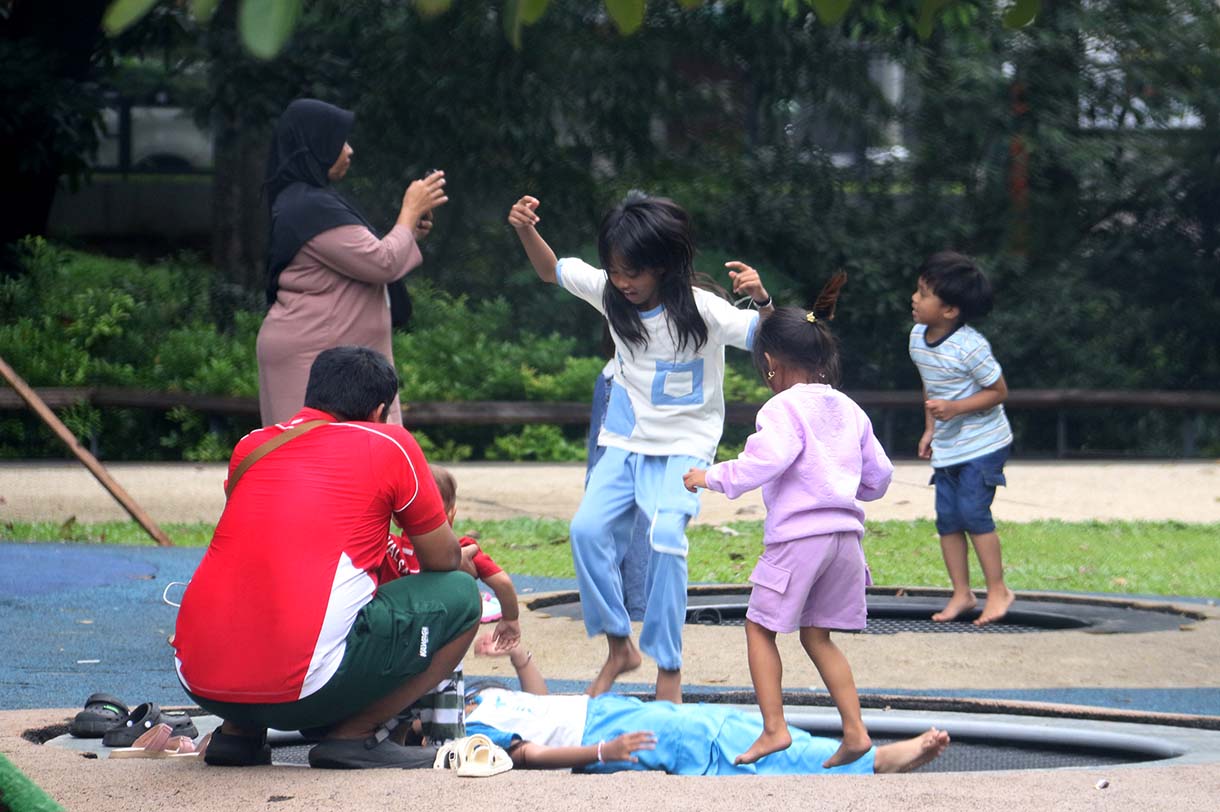 Pengunjung berada di Tebet Eco Park, Tebet, Jakarta,Kamis (26/3/2026).(Beritanasional.com/Oke Atmaja)