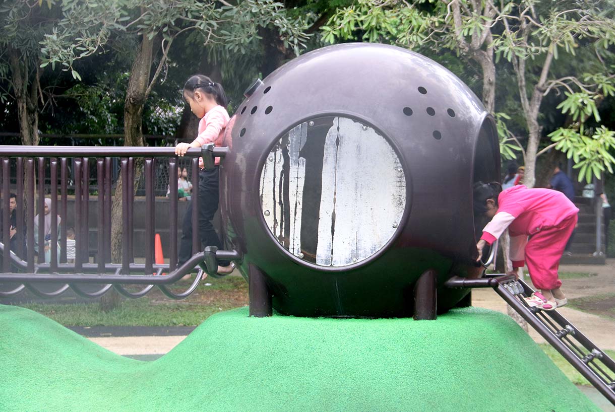 Pengunjung berada di Tebet Eco Park, Tebet, Jakarta,Kamis (26/3/2026).(Beritanasional.com/Oke Atmaja)