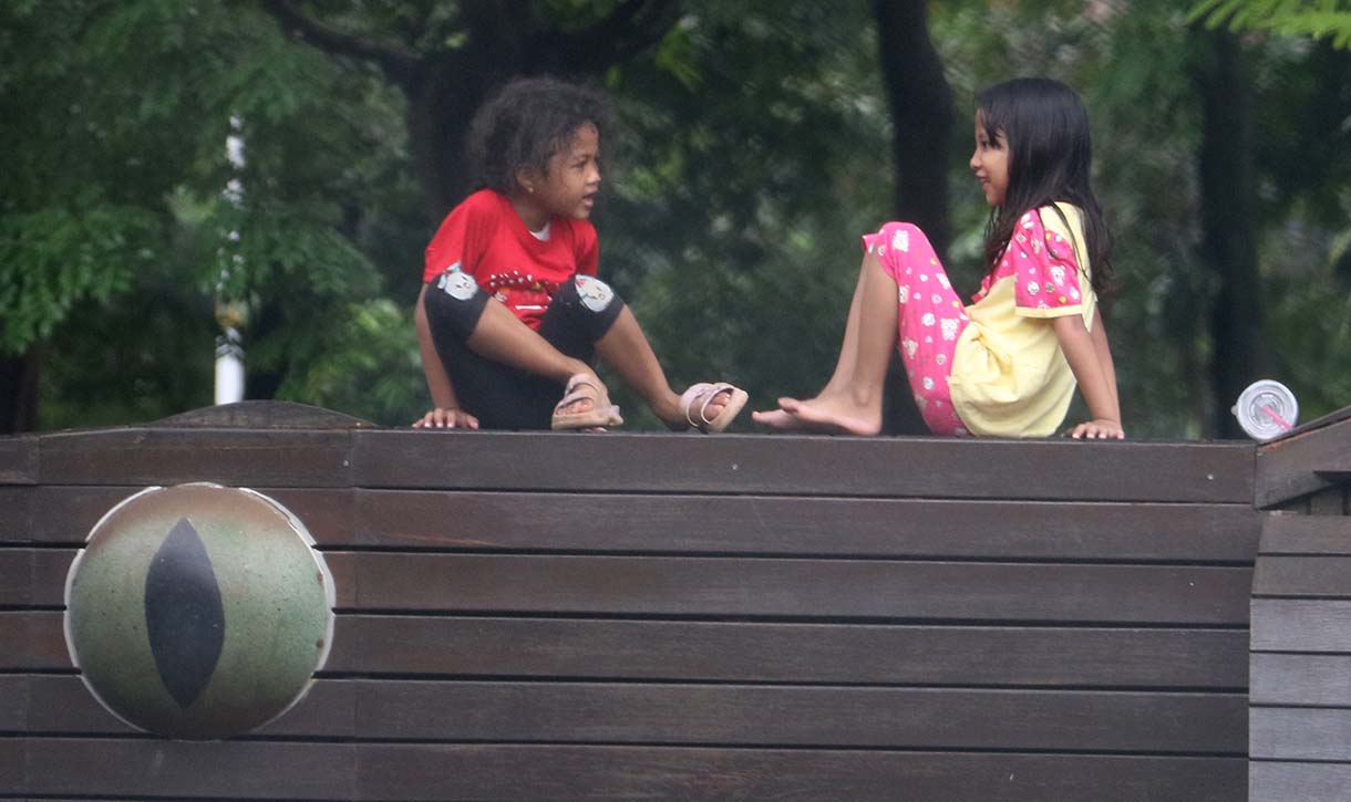Pengunjung berada di Tebet Eco Park, Tebet, Jakarta,Kamis (26/3/2026).(Beritanasional.com/Oke Atmaja)
