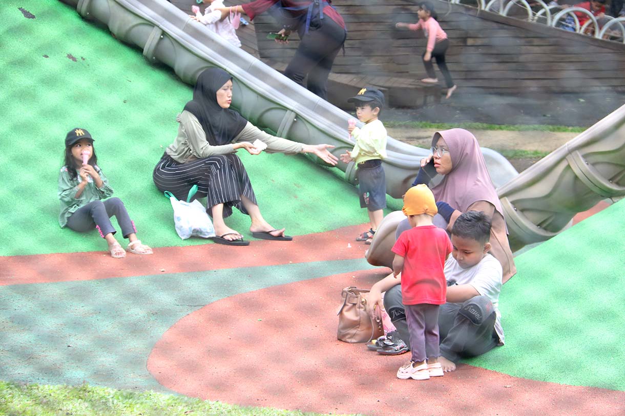 Pengunjung berada di Tebet Eco Park, Tebet, Jakarta,Kamis (26/3/2026).(Beritanasional.com/Oke Atmaja)