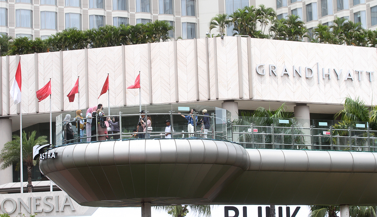 Pengunjung berwisata di anjungan Halte Bundaran Hotel Indonesia, Jakarta, Senin (27/1/2025).(BeritaNasional/Oke Atmaja)