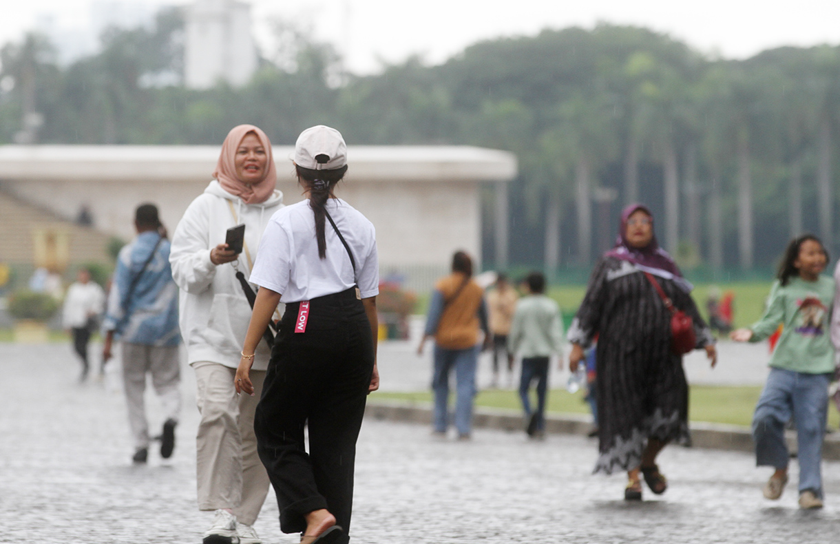 Pengunjung beraktifitas di kawasan Monas, Jakarta, Selasa(28/1/2025).(BeritaNasional/Oke Atmaja)