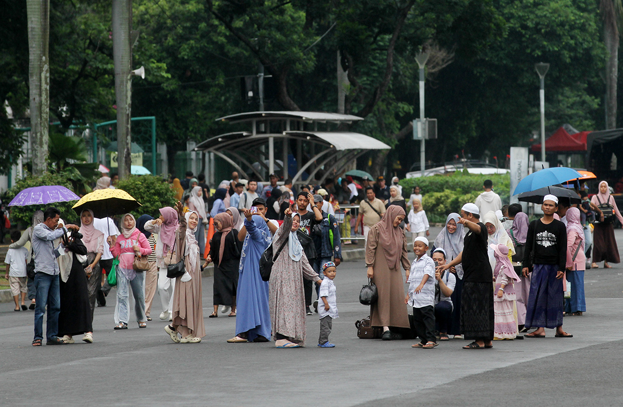 Pengunjung beraktifitas di kawasan Monas, Jakarta, Selasa(28/1/2025).(BeritaNasional/Oke Atmaja)