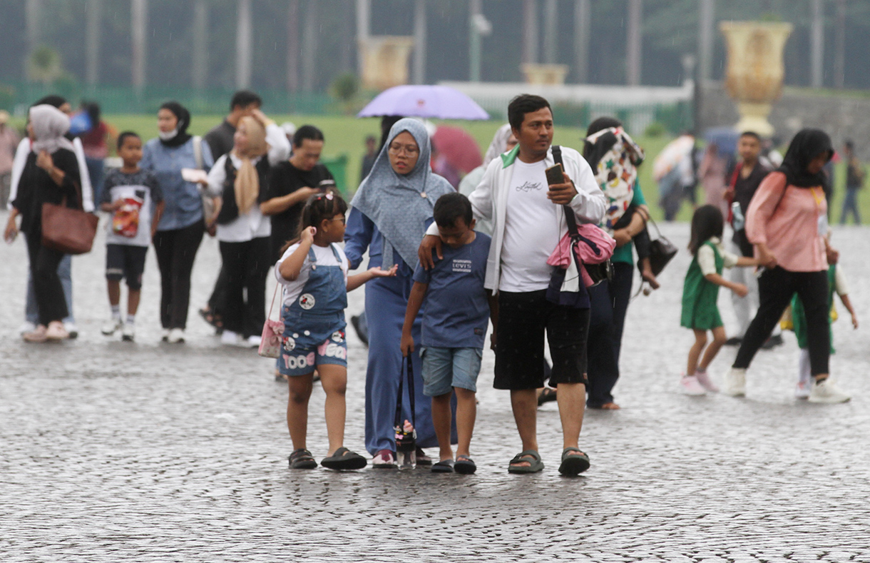 Pengunjung beraktifitas di kawasan Monas, Jakarta, Selasa(28/1/2025).(BeritaNasional/Oke Atmaja)