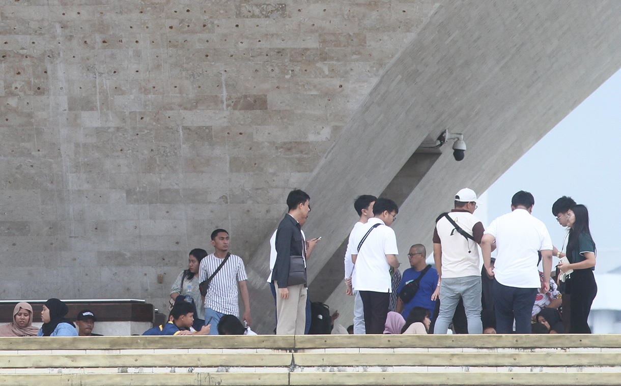 Pengunjung beraktifitas di kawasan Monas, Jakarta, Selasa(28/1/2025).(BeritaNasional/Oke Atmaja)