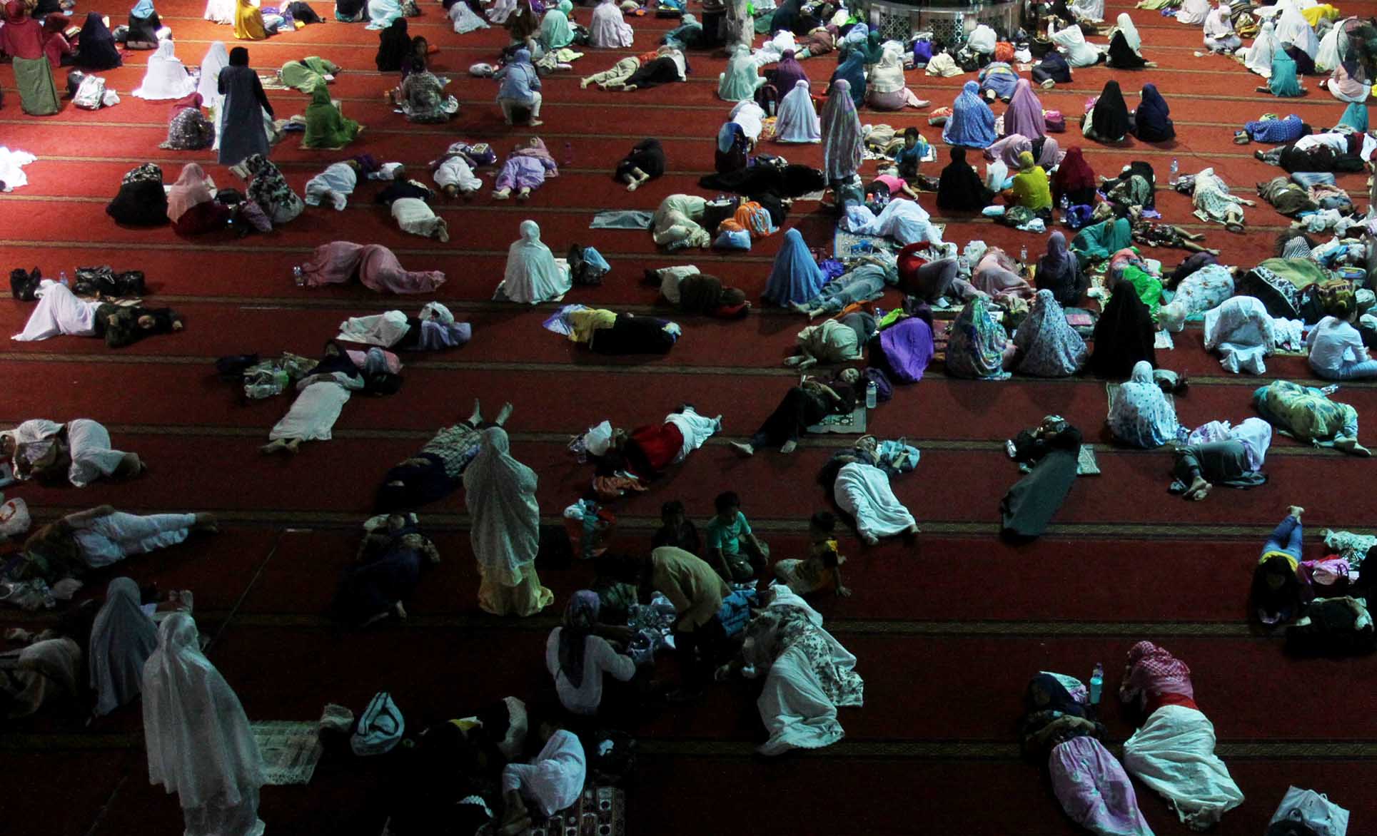 Umat muslim membaca Alquran dan sebagian lagi beristirahat ketika beritikaf di Masjid Istiqlal, Jakarta, Jumat (5/4/2024). (BeritaNasional/Oke Atmaja)