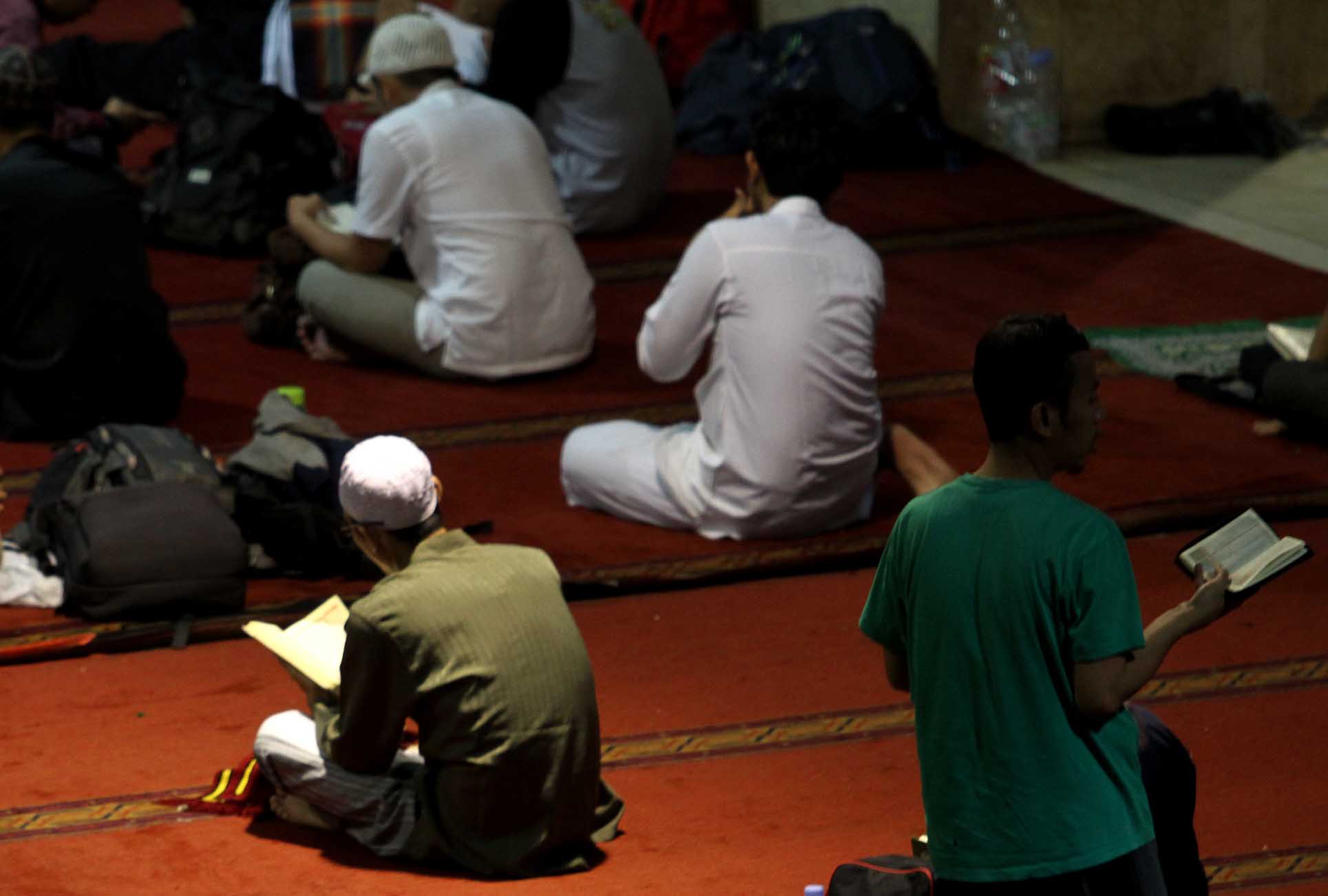 Umat muslim membaca Alquran dan sebagian lagi beristirahat ketika beritikaf di Masjid Istiqlal, Jakarta, Jumat (5/4/2024). (BeritaNasional/Oke Atmaja)