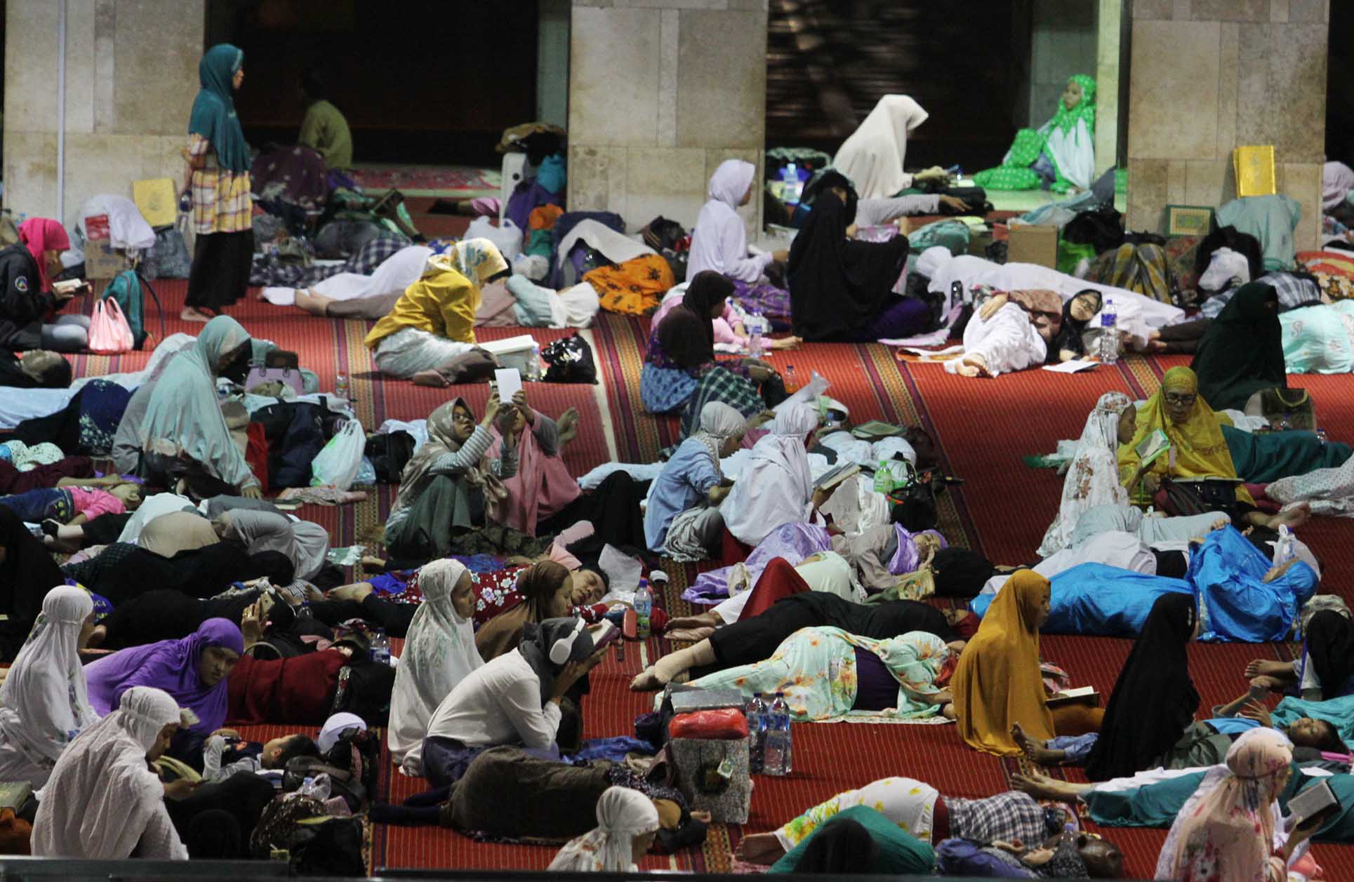 Umat muslim membaca Alquran dan sebagian lagi beristirahat ketika beritikaf di Masjid Istiqlal, Jakarta, Jumat (5/4/2024). (BeritaNasional/Oke Atmaja)