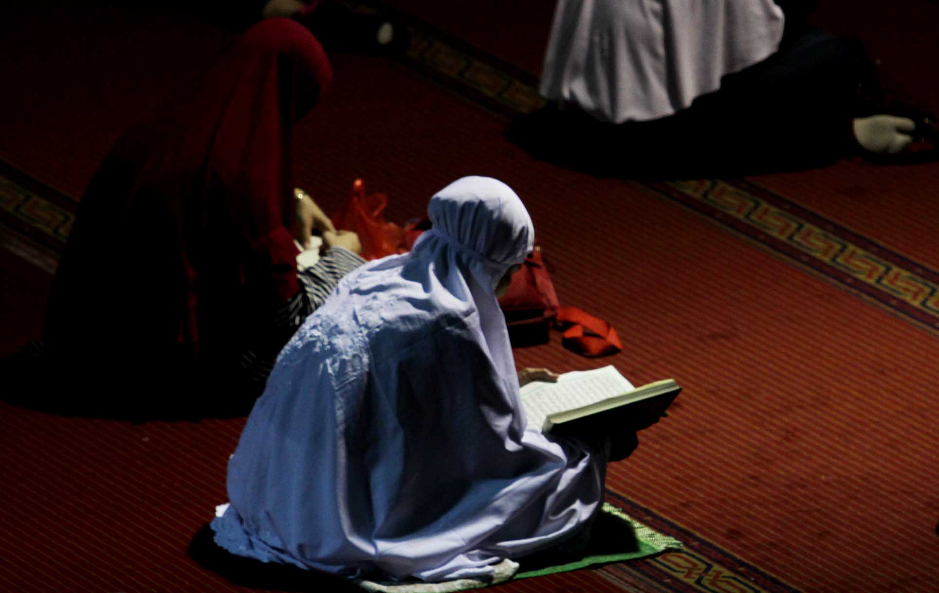 Umat muslim membaca Alquran dan sebagian lagi beristirahat ketika beritikaf di Masjid Istiqlal, Jakarta, Jumat (5/4/2024). (BeritaNasional/Oke Atmaja)