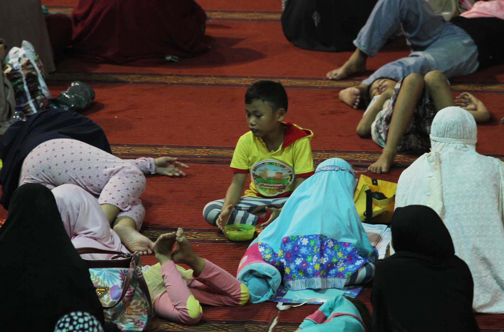 Umat muslim membaca Alquran dan sebagian lagi beristirahat ketika beritikaf di Masjid Istiqlal, Jakarta, Jumat (5/4/2024). (BeritaNasional/Oke Atmaja)