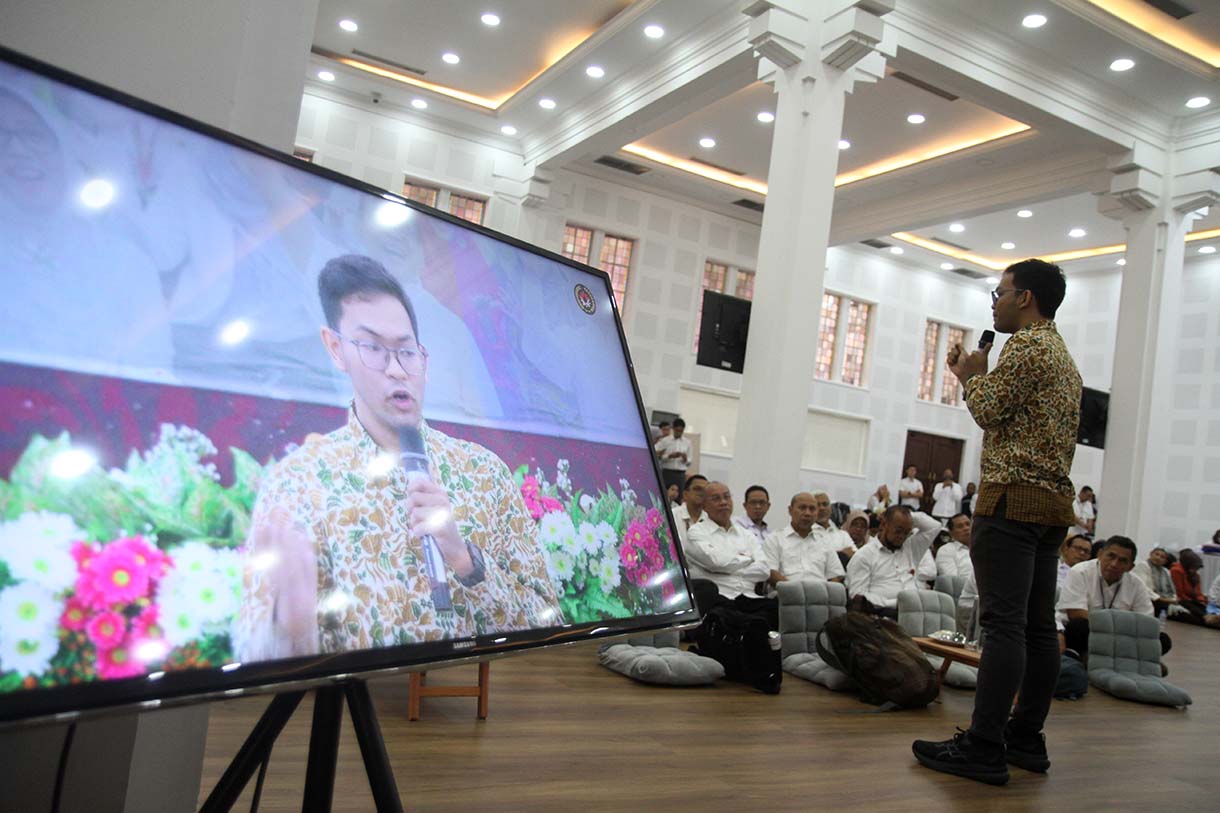 Menteri Koordinator Bidang Pembangunan Manusia dan Kebudayaan (Menko PMK) Pratikno memberikan pemaparan dalam agenda SENERGI: Senin Bersinergi, bertema Memupuk Literasi Digital Anak Dalam Bermedia Sosial Secara Bijak, yang digelar di Aula Heritage Kemenko PMK pada Senin (20/1/2025).  (BeritaNasional.com/Oke Atmaja)