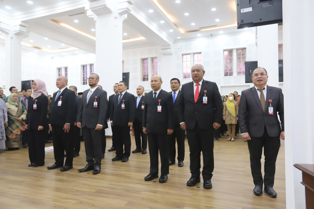 Menteri Koordinator Bidang Pembangunan Manusia dan Kebudayaan (Menko PMK) Pratikno melantik Pejabat Pimpinan Tinggi Madya dan Staf Khusus Menteri di Lingkungan Kemenko PMK, di Aula Heritage Kemenko PMK, Jakarta, Selasa (14/1/2025). (BeritaNasional.com/ho/Oke Atmaja)