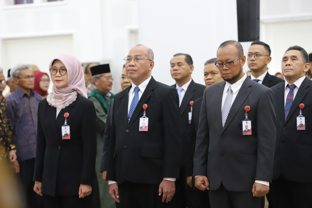 Menteri Koordinator Bidang Pembangunan Manusia dan Kebudayaan (Menko PMK) Pratikno melantik Pejabat Pimpinan Tinggi Madya dan Staf Khusus Menteri di Lingkungan Kemenko PMK, di Aula Heritage Kemenko PMK, Jakarta, Selasa (14/1/2025). (BeritaNasional.com/ho/Oke Atmaja)