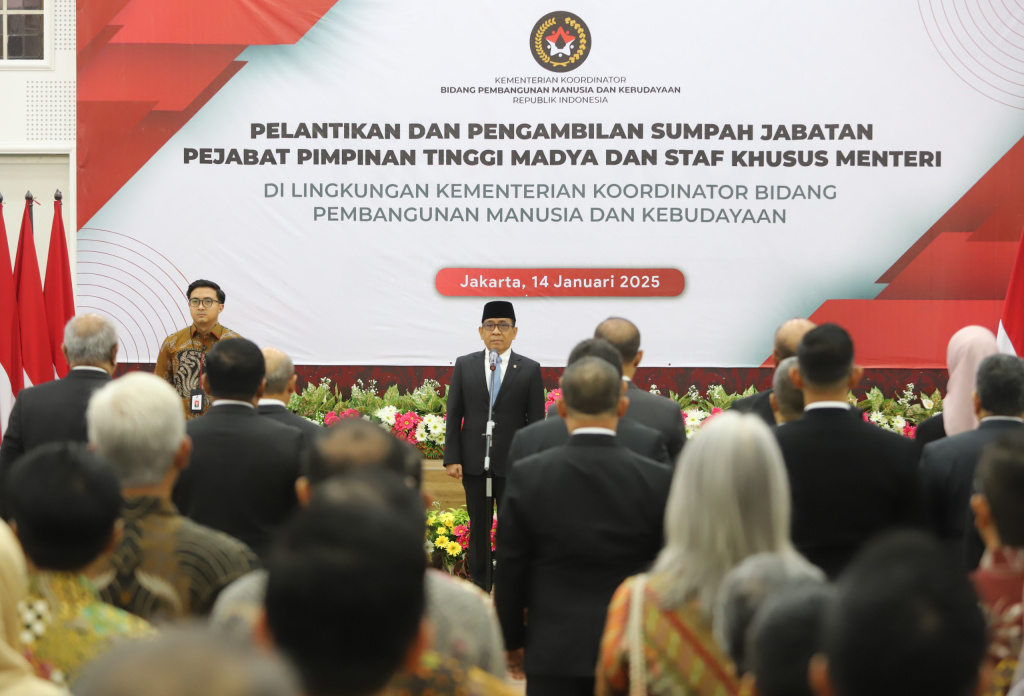 Menteri Koordinator Bidang Pembangunan Manusia dan Kebudayaan (Menko PMK) Pratikno melantik Pejabat Pimpinan Tinggi Madya dan Staf Khusus Menteri di Lingkungan Kemenko PMK, di Aula Heritage Kemenko PMK, Jakarta, Selasa (14/1/2025). (BeritaNasional.com/ho/Oke Atmaja)