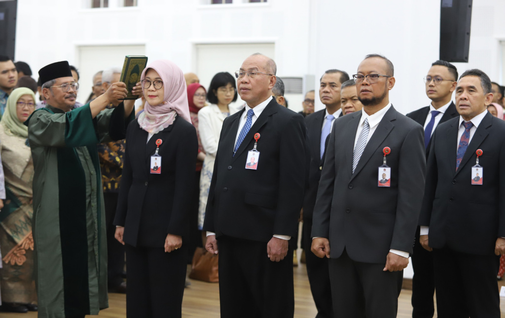 Menteri Koordinator Bidang Pembangunan Manusia dan Kebudayaan (Menko PMK) Pratikno melantik Pejabat Pimpinan Tinggi Madya dan Staf Khusus Menteri di Lingkungan Kemenko PMK, di Aula Heritage Kemenko PMK, Jakarta, Selasa (14/1/2025). (BeritaNasional.com/ho/Oke Atmaja)