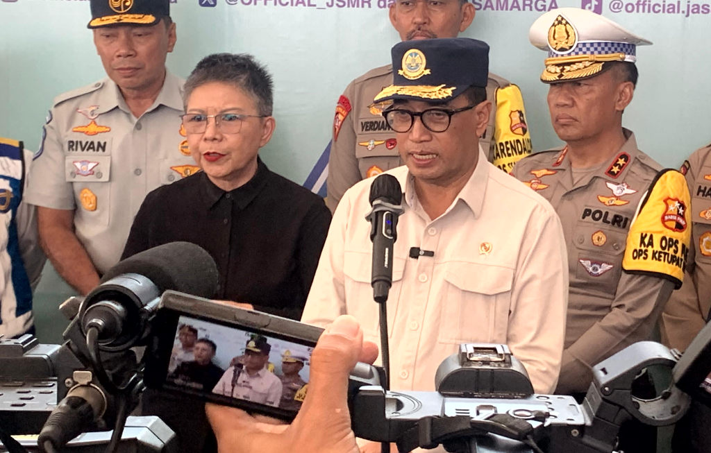 Menko PMK, Menhub beri keterangan kepada wartawan usai rapat terkait skema arus balik di kantor Jasa Marga, Cikatama, Jawa Barat,  Kamis (11/4/2024). (BeritaNasional/Elvis Sendouw)