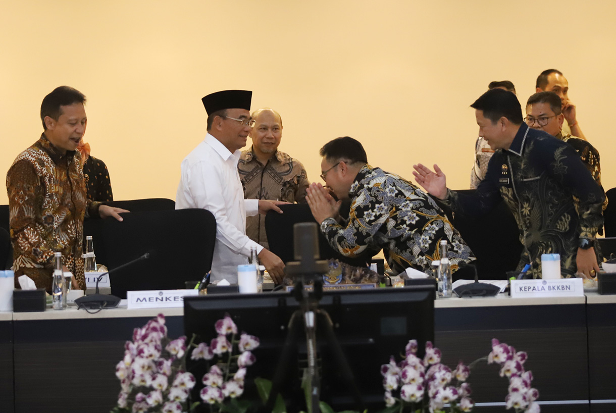 Menteri Koordinator Bidang Pembangunan Manusia dan Kebudayaan (Menko PMK), Muhajir Effendy (tengah) memimpin Rapat Tingkat Menteri (RTM) mengenai pencegahan dan penanganan pornografi di Jakarta, Rabu (21/8/2024). (BeritaNasional.com/ Oke Atmaja)