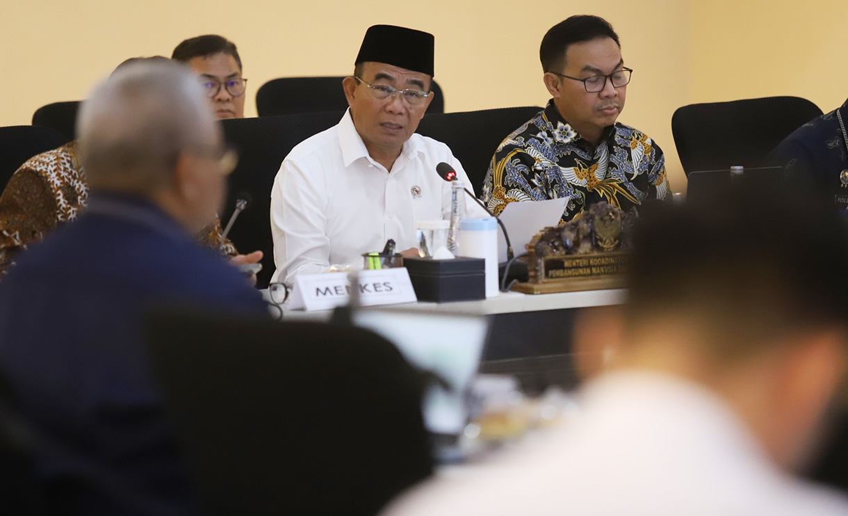 Menteri Koordinator Bidang Pembangunan Manusia dan Kebudayaan (Menko PMK), Muhajir Effendy (tengah) memimpin Rapat Tingkat Menteri (RTM) mengenai pencegahan dan penanganan pornografi di Jakarta, Rabu (21/8/2024). (BeritaNasional.com/ Oke Atmaja)