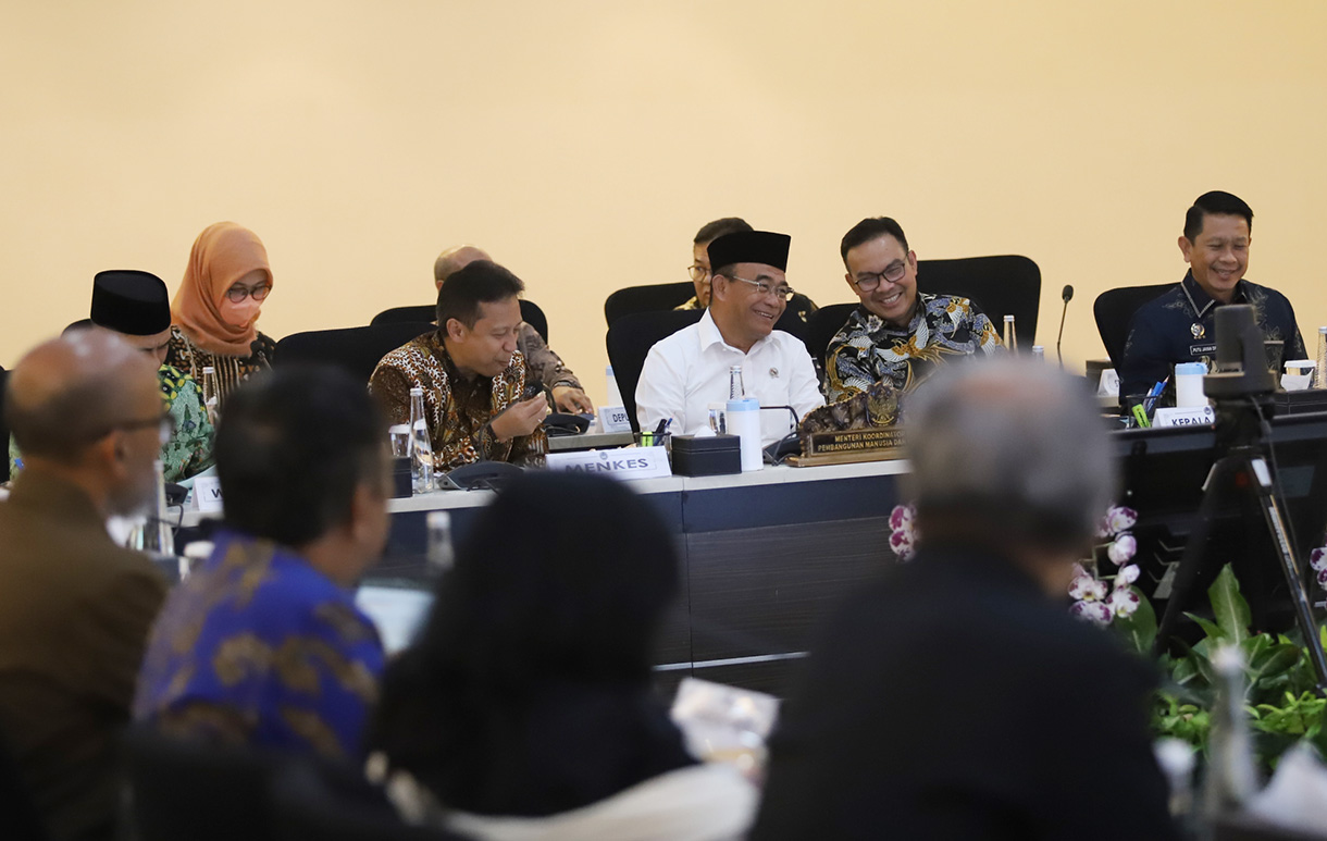 Menteri Koordinator Bidang Pembangunan Manusia dan Kebudayaan (Menko PMK), Muhajir Effendy (tengah) memimpin Rapat Tingkat Menteri (RTM) mengenai pencegahan dan penanganan pornografi di Jakarta, Rabu (21/8/2024). (BeritaNasional.com/ Oke Atmaja)