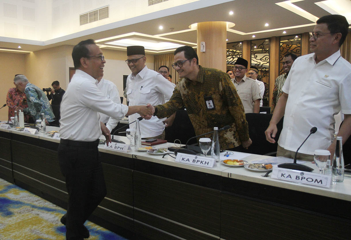 Menteri Koordinator Bidang Pembangunan Manusia dan Kebudayaan (Menko PMK) Pratikno memimpin Rapat Koordinasi Tingkat Menteri pertama membahas sejumlah agenda prioritas di bawah koordinasi Kemenko PMK, di Ruang Rapat Lantai 14 Kemenko PMK, pada Selasa (5/11/2024).(BeritaNasional.com/Oke Atmaja)