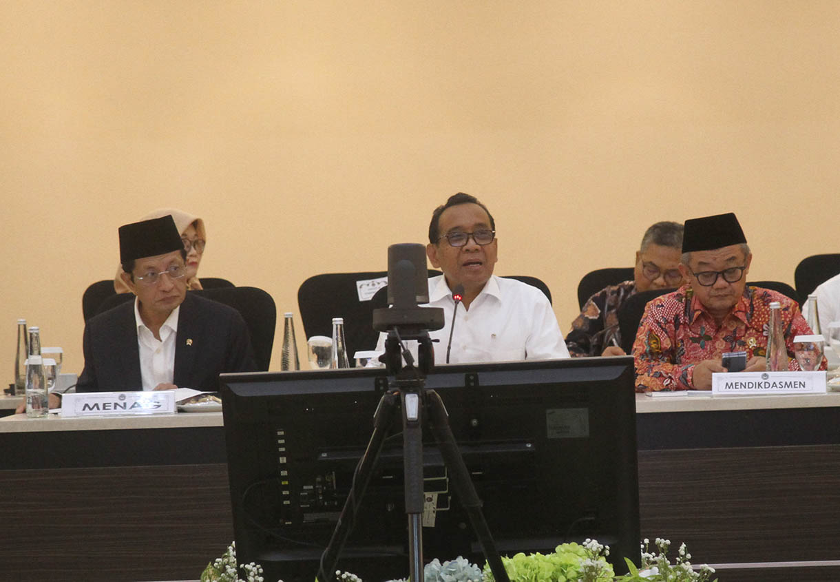 Menteri Koordinator Bidang Pembangunan Manusia dan Kebudayaan (Menko PMK) Pratikno memimpin Rapat Koordinasi Tingkat Menteri pertama membahas sejumlah agenda prioritas di bawah koordinasi Kemenko PMK, di Ruang Rapat Lantai 14 Kemenko PMK, pada Selasa (5/11/2024).(BeritaNasional.com/Oke Atmaja)