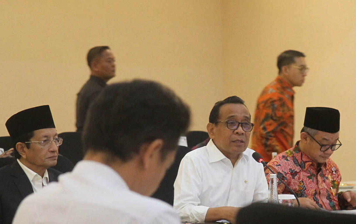 Menteri Koordinator Bidang Pembangunan Manusia dan Kebudayaan (Menko PMK) Pratikno memimpin Rapat Koordinasi Tingkat Menteri pertama membahas sejumlah agenda prioritas di bawah koordinasi Kemenko PMK, di Ruang Rapat Lantai 14 Kemenko PMK, pada Selasa (5/11/2024).(BeritaNasional.com/Oke Atmaja)