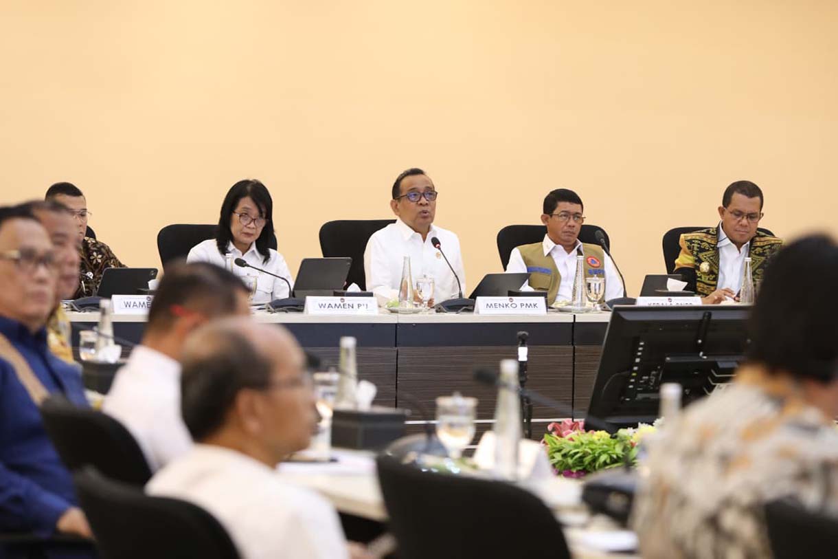 Menteri Koordinator Bidang Pembangunan Manusia dan Kebudayaan (Menko PMK), Pratikno, menyampaikan duka cita mendalam atas meninggalnya balita Raya di Sukabumi usi memimpin Rapat Tingkat Menteri di jakarta, Kamis (21/8/2025).   (Beritanasional.com/Oke Atmaja)
