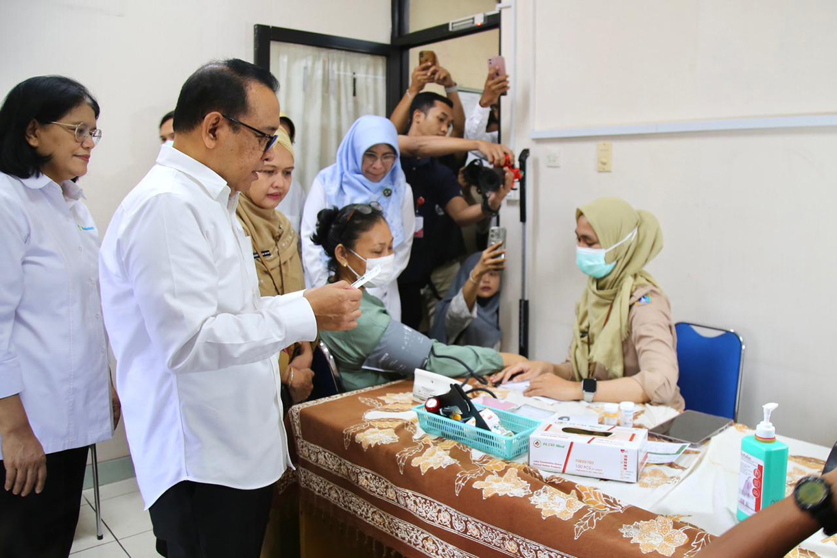 Menteri Koordinator Bidang Pembangunan Manusia dan Kebudayaan (PMK) Pratikno meninjau pelaksanaan satu tahun program cek kesehatan gratis (CKG) di Puskesmas Kecamatan Cilandak, Jakarta, Selasa (10/2/2026).  (Beritanasional.com/Oke Atmaja)