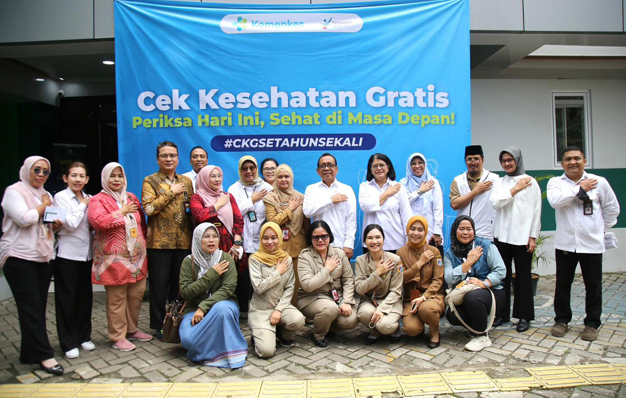 Menteri Koordinator Bidang Pembangunan Manusia dan Kebudayaan (PMK) Pratikno meninjau pelaksanaan satu tahun program cek kesehatan gratis (CKG) di Puskesmas Kecamatan Cilandak, Jakarta, Selasa (10/2/2026).  (Beritanasional.com/Oke Atmaja)