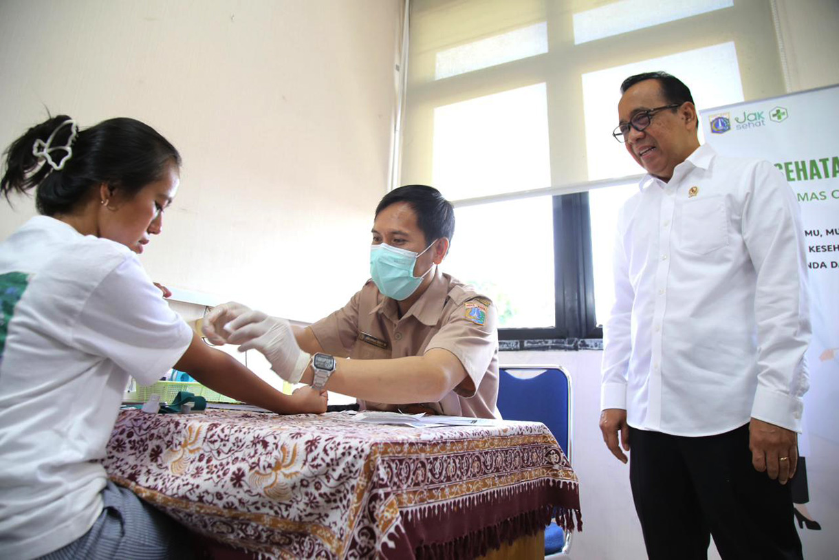 Menteri Koordinator Bidang Pembangunan Manusia dan Kebudayaan (PMK) Pratikno meninjau pelaksanaan satu tahun program cek kesehatan gratis (CKG) di Puskesmas Kecamatan Cilandak, Jakarta, Selasa (10/2/2026).  (Beritanasional.com/Oke Atmaja)