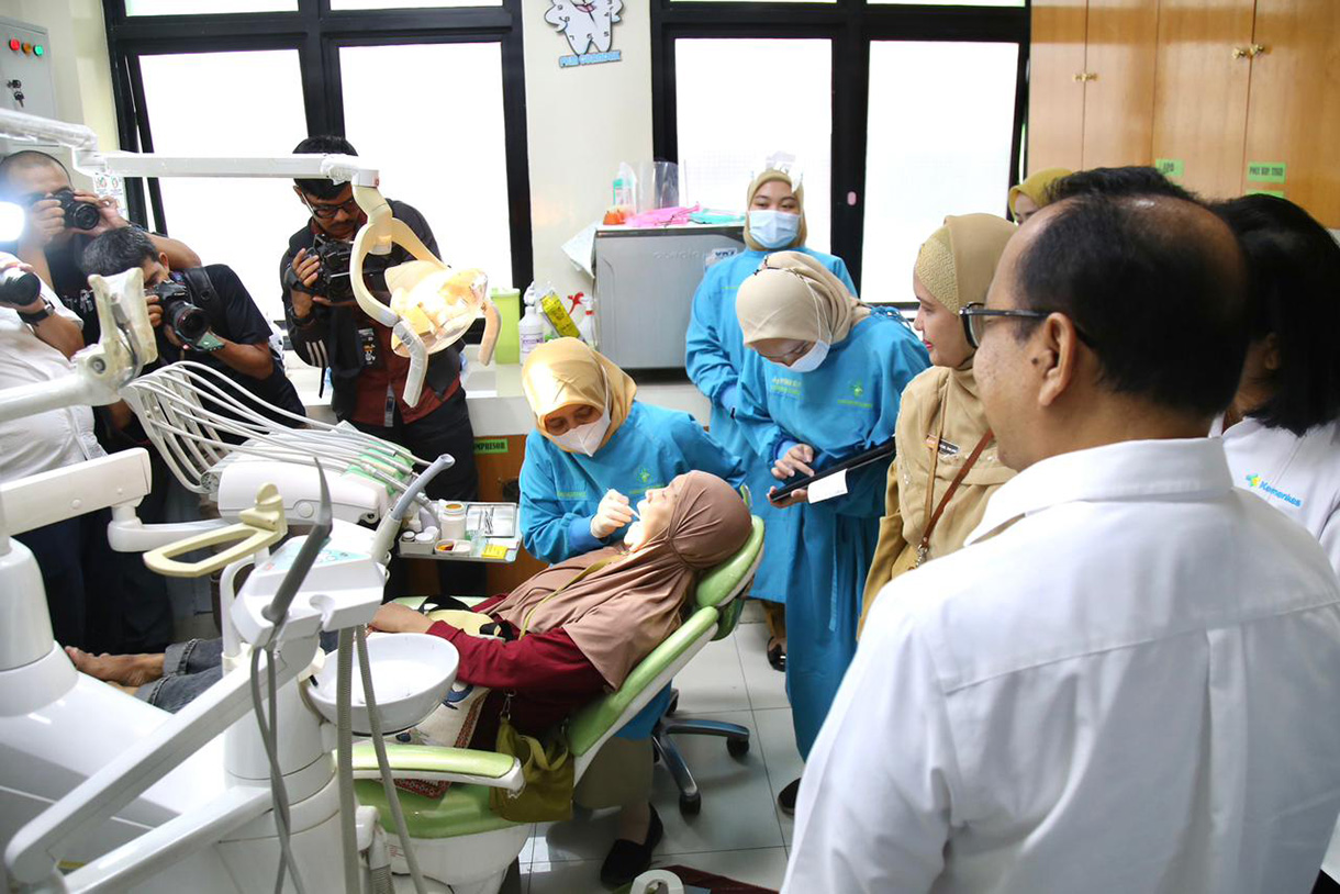 Menteri Koordinator Bidang Pembangunan Manusia dan Kebudayaan (PMK) Pratikno meninjau pelaksanaan satu tahun program cek kesehatan gratis (CKG) di Puskesmas Kecamatan Cilandak, Jakarta, Selasa (10/2/2026).  (Beritanasional.com/Oke Atmaja)