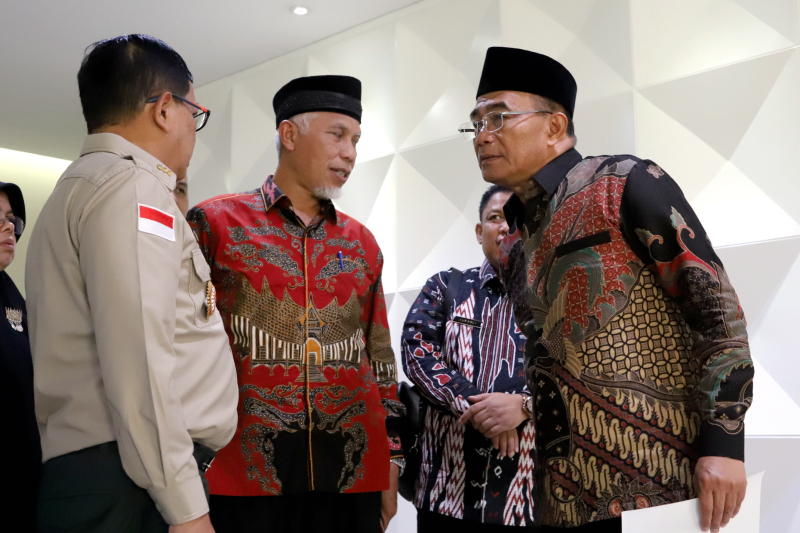 Menko PMK Muhadjir Effendy memberikan keterangan kepada wartawan terkait erupsi gunung Ruang. (BeritaNasional/Elvis Sendouw)