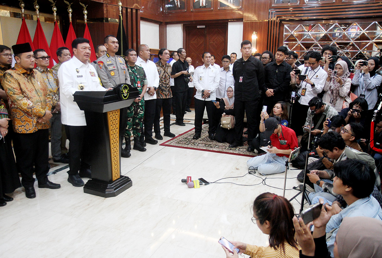 Menko Polhukam Budi Gunawan memberikan konferensi press usai rapat kordinasi Bersama KPU RI di Gedung Utama Kantor Kemenko Polhukam, Jakarta, Senin (25/11/2024).(BeritaNasional.com/Oke Atmaja)