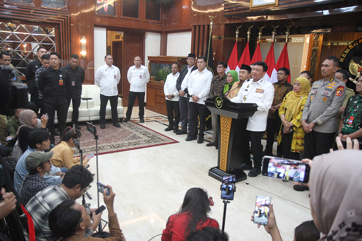 Menko Polhukam Budi Gunawan memberikan konferensi press usai rapat kordinasi Bersama KPU RI di Gedung Utama Kantor Kemenko Polhukam, Jakarta, Senin (25/11/2024).(BeritaNasional.com/Oke Atmaja)