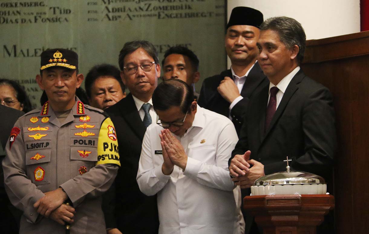 Menteri Koordinator Bidang Politik dan Keamanan Djamari Chaniago menyampaikan kata sambutan damping Panglima TNI Jenderal TNI Agus Subiyanto,Kapolri Jenderal Pol Listyo Sigit Prabowo Bersama Gubernur DKI Jakarta Pramono Anung di Gereja Immanuel, Jakarta, Rabu (24/12/2025).(Beritanasional.com/Oke Atmaja)