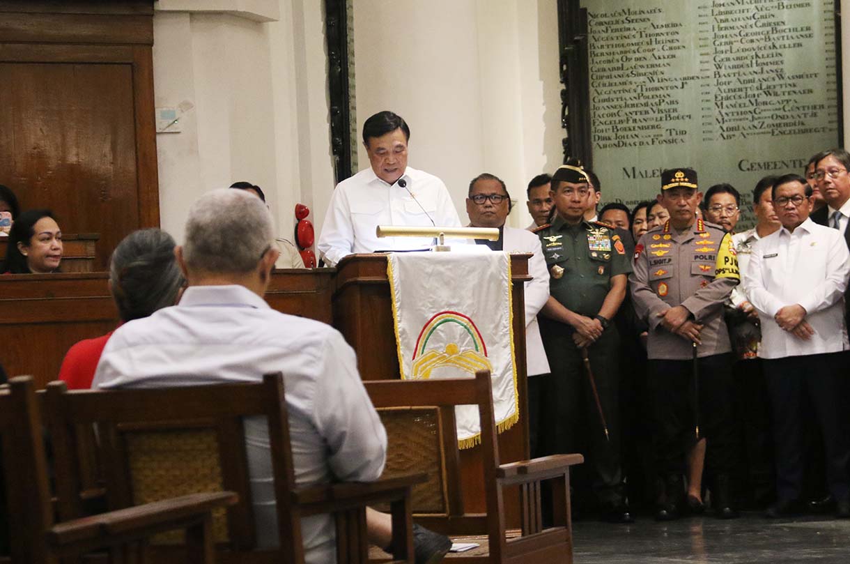 Menteri Koordinator Bidang Politik dan Keamanan Djamari Chaniago menyampaikan kata sambutan damping Panglima TNI Jenderal TNI Agus Subiyanto,Kapolri Jenderal Pol Listyo Sigit Prabowo Bersama Gubernur DKI Jakarta Pramono Anung di Gereja Immanuel, Jakarta, Rabu (24/12/2025).(Beritanasional.com/Oke Atmaja)