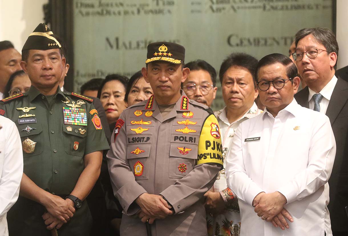 Menteri Koordinator Bidang Politik dan Keamanan Djamari Chaniago menyampaikan kata sambutan damping Panglima TNI Jenderal TNI Agus Subiyanto,Kapolri Jenderal Pol Listyo Sigit Prabowo Bersama Gubernur DKI Jakarta Pramono Anung di Gereja Immanuel, Jakarta, Rabu (24/12/2025).(Beritanasional.com/Oke Atmaja)