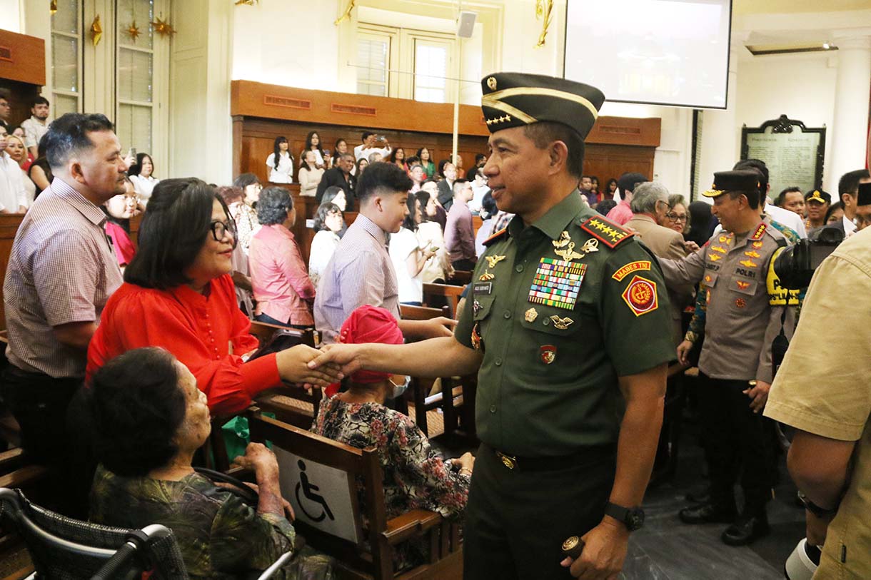 Menteri Koordinator Bidang Politik dan Keamanan Djamari Chaniago menyampaikan kata sambutan damping Panglima TNI Jenderal TNI Agus Subiyanto,Kapolri Jenderal Pol Listyo Sigit Prabowo Bersama Gubernur DKI Jakarta Pramono Anung di Gereja Immanuel, Jakarta, Rabu (24/12/2025).(Beritanasional.com/Oke Atmaja)